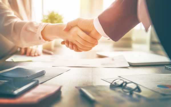 A client shakes the hand of an employment law solicitor after instructing them as their tribunal representative.